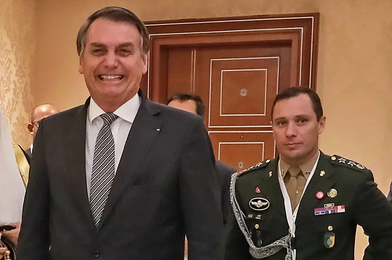 O ex-presidente Jair Bolsonaro (PL) e o seu ex-ajudante de ordens, o tenente-coronel Mauro Cid