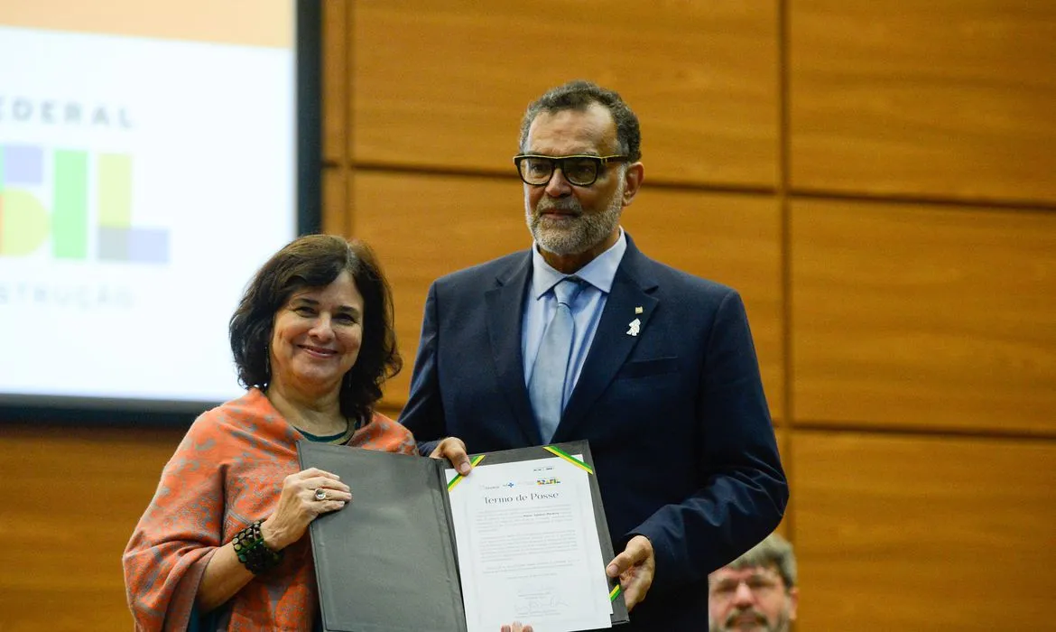 A ministra da Saúde, Nísia Trindade, e o novo presidente da Fiocruz, Mario Moreira