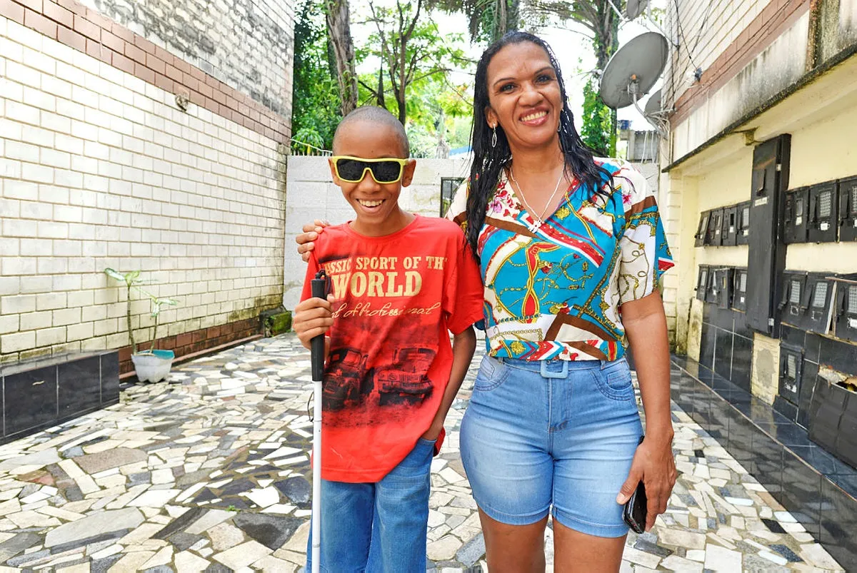 Lucia Flávia Alves, de 48 anos, e seu filho José Leandro, de 13