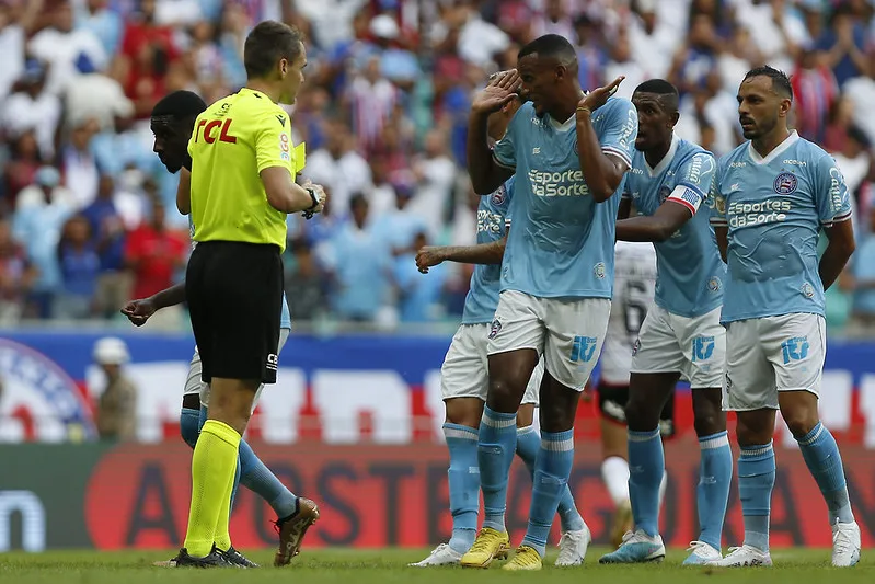 Com arbitragem polêmica, Flamengo bate Bahia e engata 2ª vitória