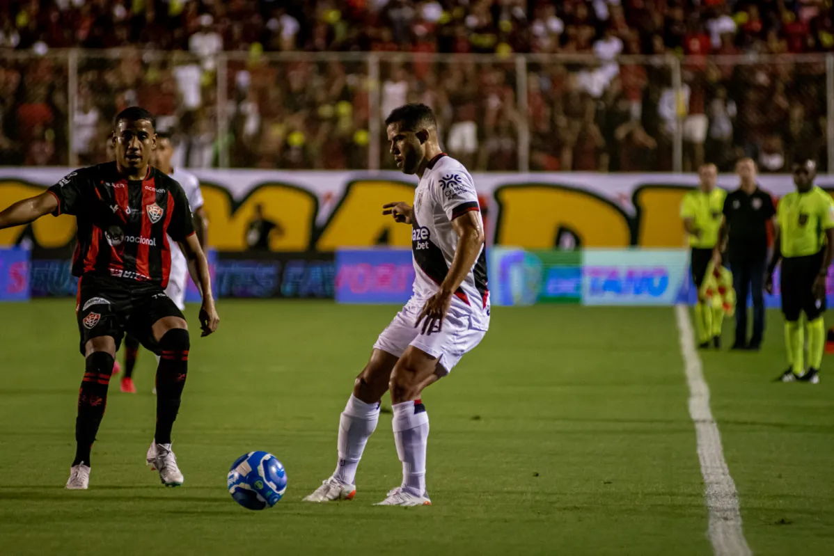 Fora, Atlético-GO encara Vitória, dono dos melhores números da Série B