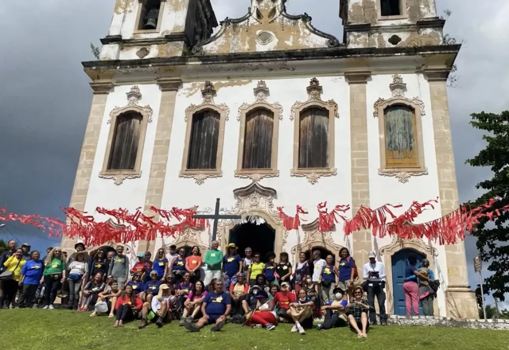 Os peregrinos da ABACS em frente a Igreja Matriz de Santiago do Iguape, em Cachoeira