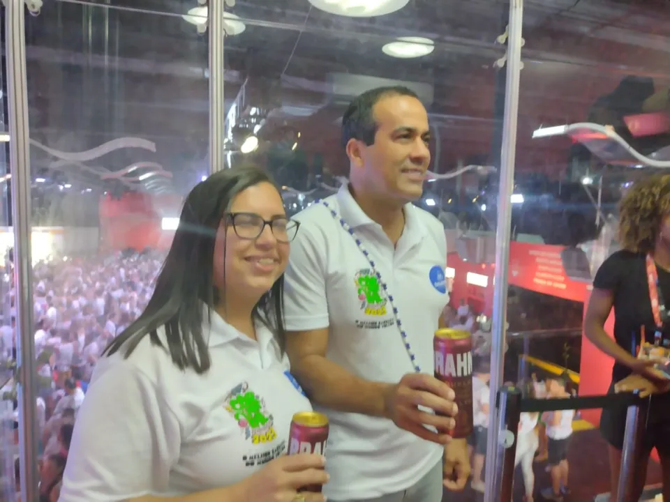 Prefeito Bruno Reis ao lado da vice-prefeita, Ana Paula visitando o Camarote Brahma na Ondina