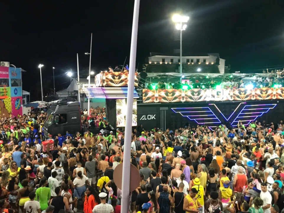 Trio iniciou o desfile com uma pipoca lotada de foliões puxando coro das músicas e pulando ao som das batidas