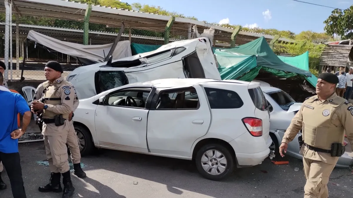 Policiais militares estão no local e viaturas da Superintendência de Trânsito do Salvador (Transalvador)