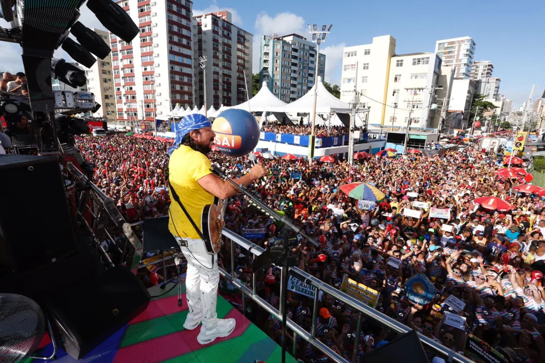 Músico passa pelo circuito Dodô com o tradicional bloco Camaleão