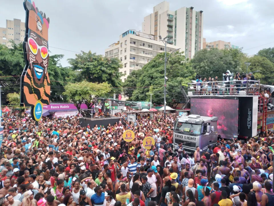 Foliões pularam ao som do ritmo nesta segunda de Carnaval