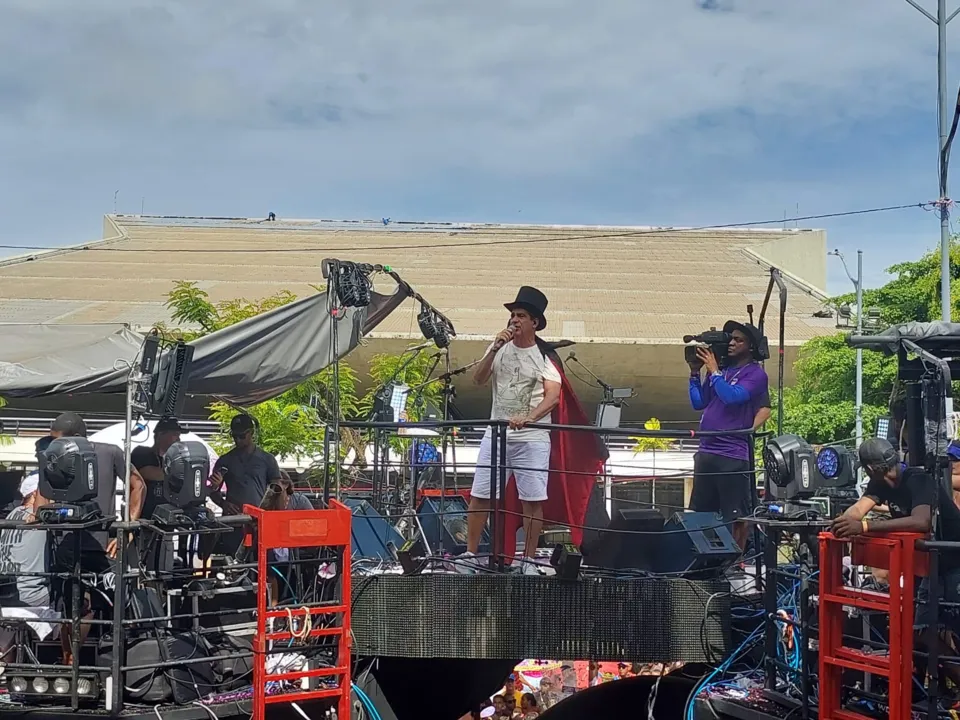 A fantasia escolhida para a despedida é a de 'vampirão'.