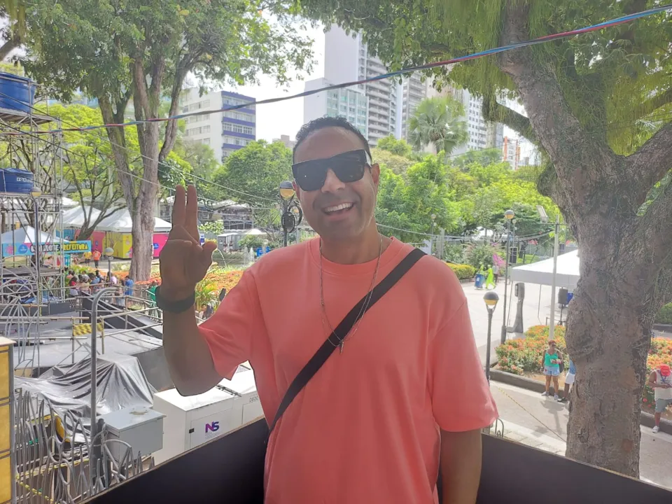 Lista de sucesso é formada por outras músicas de sucesso no Carnaval, a exemplo de "Lepo, Lepo", que estourou na voz de Márcio Victor, do Psirico