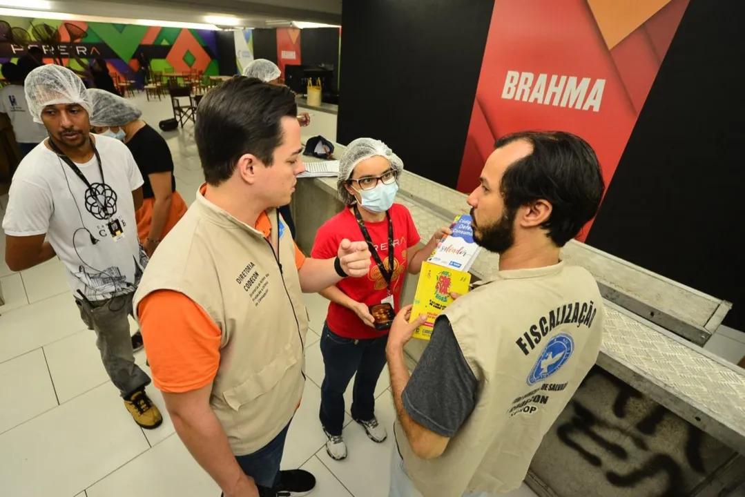 Agentes do Balcão do Consumidor receberam foliões e distribuíram 5 mil cartilhas com direitos do consumidor durante o período carnavalesco em três idiomas: português, inglês e espanhol