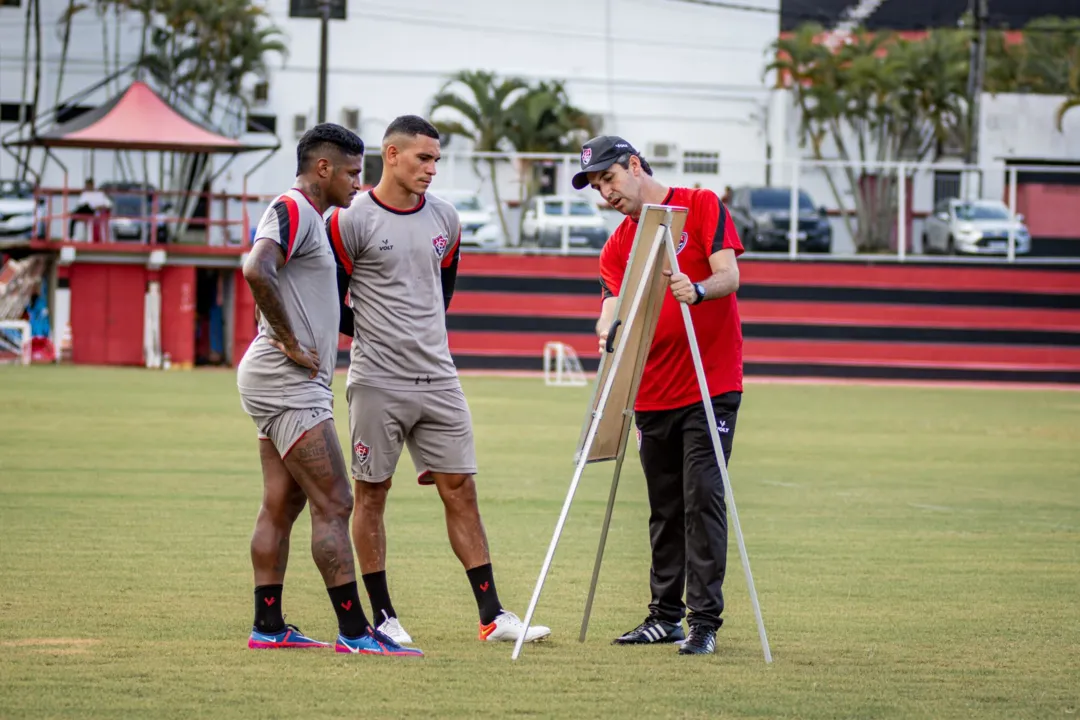 Léo interrompeu por diversas vezes o treino para corrigir o posicionamento dos jogadores