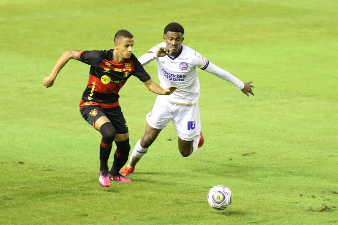 Em gramado bastante encharcado, o Tricolor foi dominado pelo Leão da Ilha