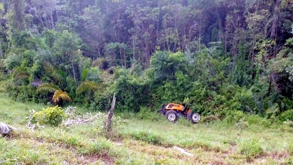 Vítima conduzia trator e ao passar por área inclinada, não conseguiu controlar veículo