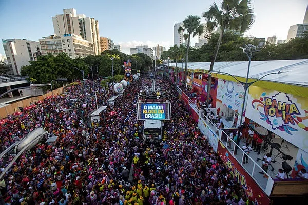 Na gravação, é possível perceber uma mulher em desespero sendo encurralada por foliões do bloco “As Muquiranas”