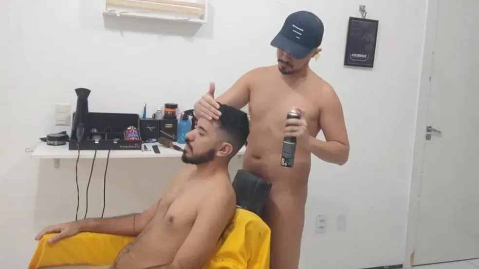 Imagem ilustrativa da imagem Barbearia funciona com funcionários e clientes pelados em Fortaleza