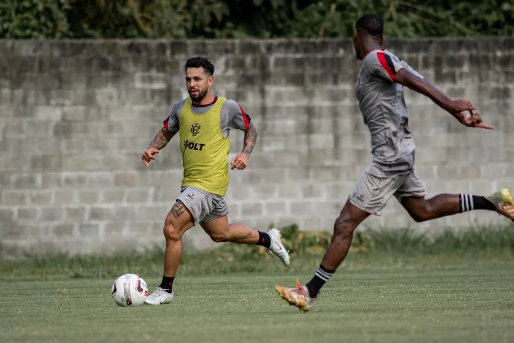 Reservas venceram o time mesclado por atletas profissionais e sub-20 pelo placar de 2 a 1