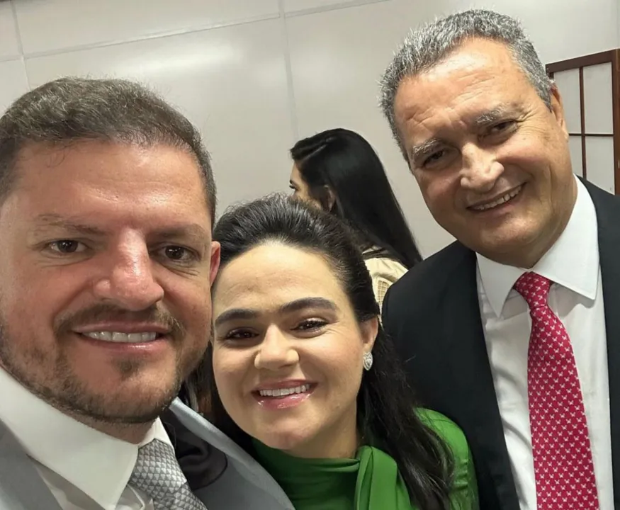 Prefeito de Belo Campo, Quinho (PSD), ao lado de Aline Peixoto e do ex-governador Rui Costa (PT)