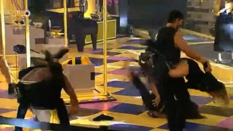 Momento da queda Key, quando a atleta vai com a cara ao chão