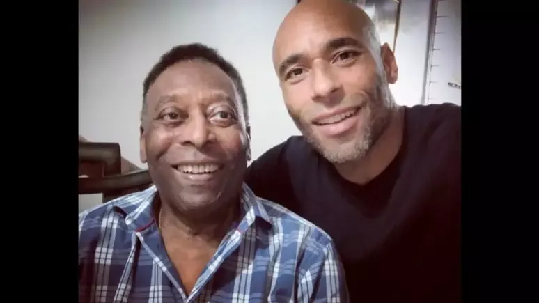 Edson Arantes do Nascimento (Pelé), ao lado do filho e também jogador, Edinho