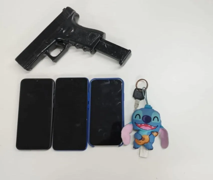 Homens foram presos em flagrante com um simulacro de pistola e três celulares roubados