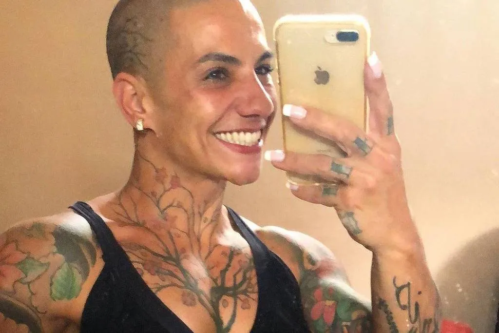 Quatro tiros acertaram Ellen, que está com três balas alojadas no corpo