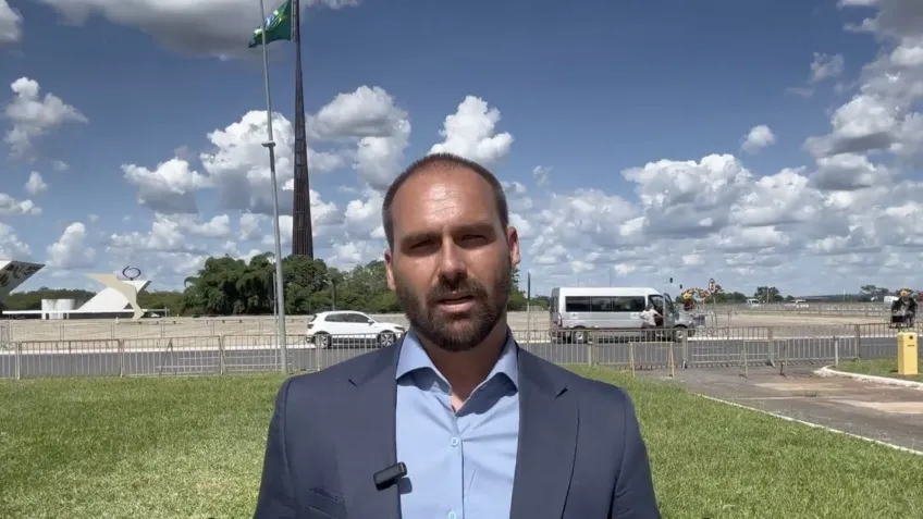 Eduardo Bolsonaro faz vídeo onde divulga loja online do pai