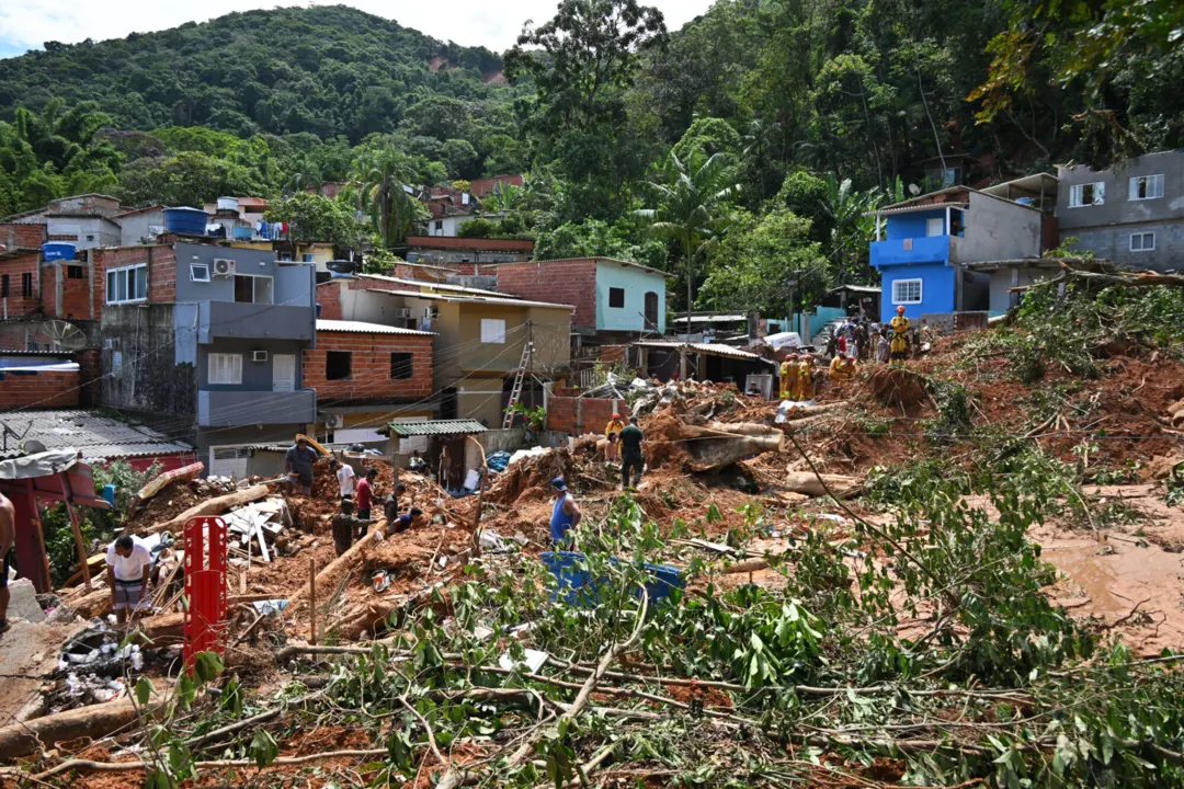 Os trabalhos se concentram na Barra do Sahy, bairro de São Sebastião, onde várias casas foram soterradas e pessoas foram arrastadas por uma avalanche de lama nas ruas