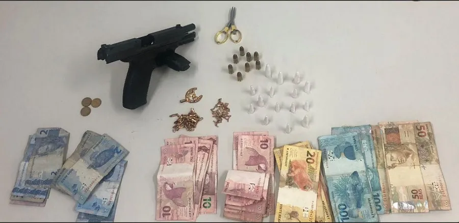 Foram apreendidos uma pistola calibre 9mm, um carregador com sete munições e 15 porções de cocaína.