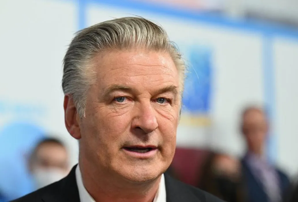 Diretora foi atingida após o ator Alec Baldwin disparar um projétil real de uma arma durante o ensaio no set de filmagem