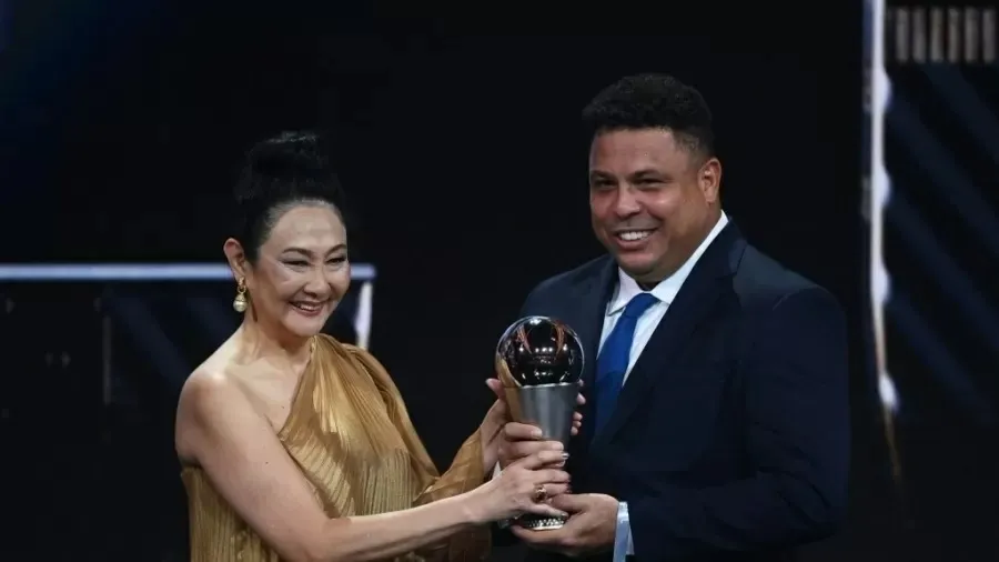 Esposa de Pelé, Márcia Aoki recebe premiação das mãos de Ronaldo Fenômeno