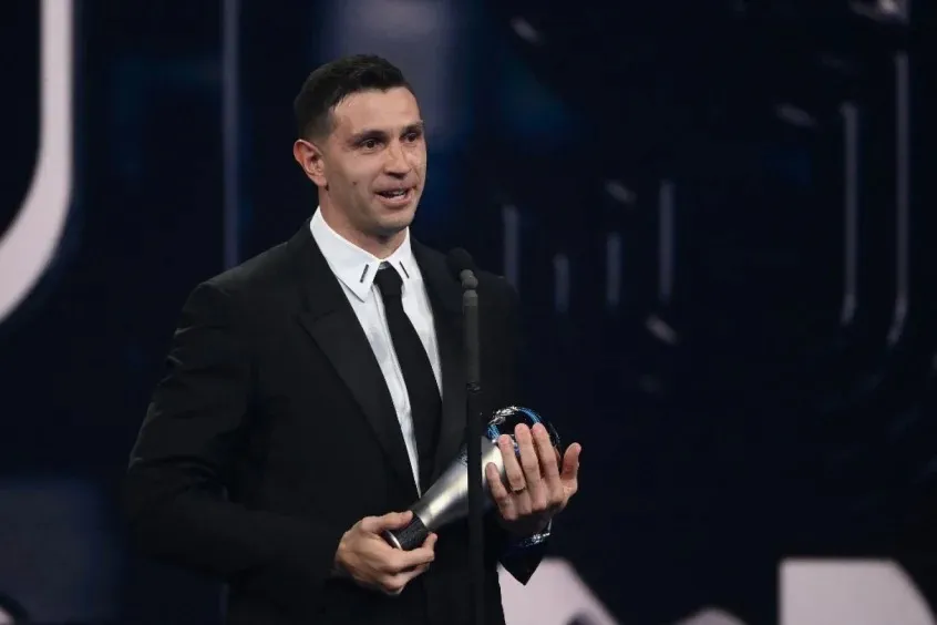 Dibu Martínez vence melhor goleiro do mundo no Fifa The Best