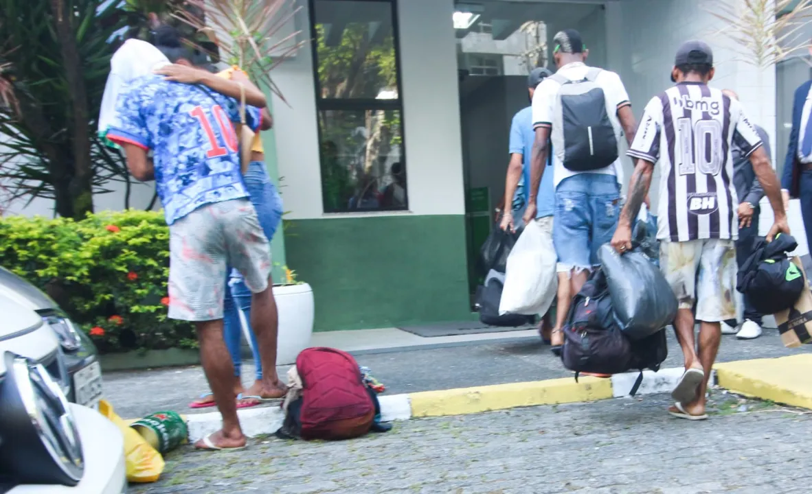 Trabalhadores resgatados na vinícola na chegada a  Defensoria Pública do Estado