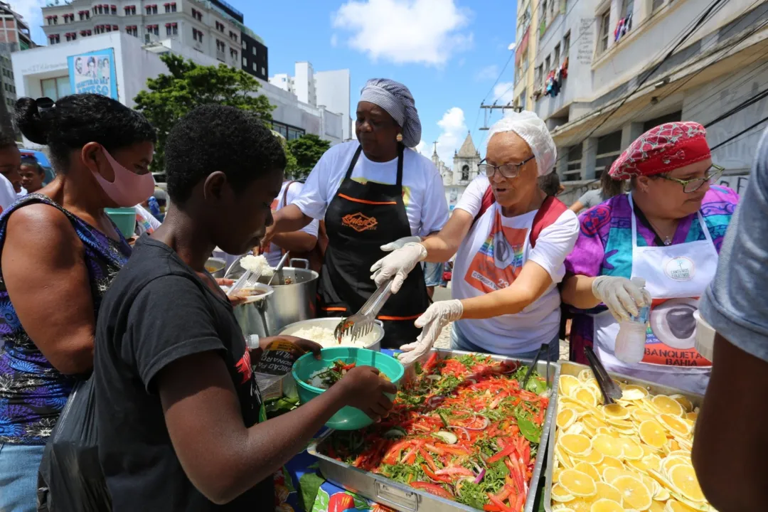 Foram servidos gratuitamente cerca de 400 pratos de refeição para quem passou pelo local