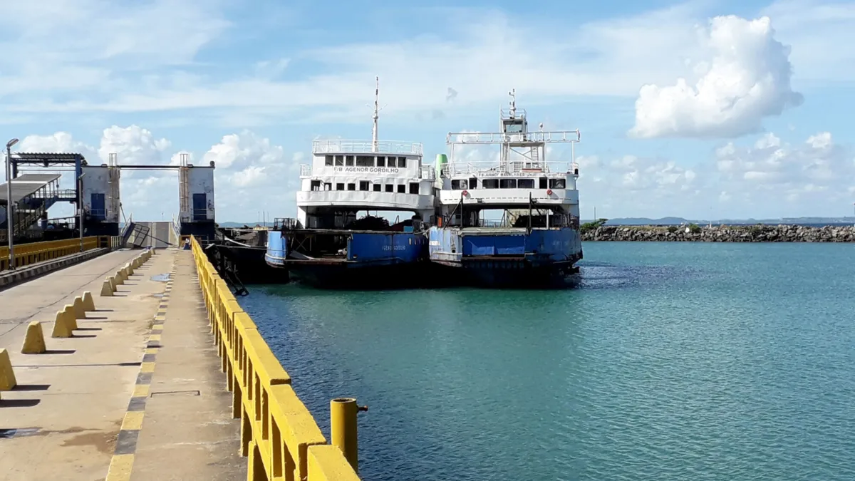 Ferry Agenor Gordilho, afundado em 2020, e o ferry Juracy Magalhães, próximo a ser afundado