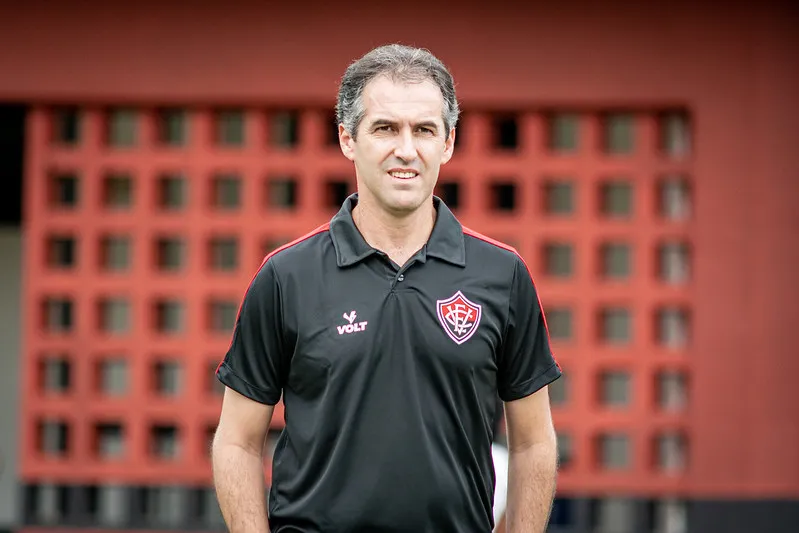 Treinador Léo Condé ainda não venceu à frente do Vitória