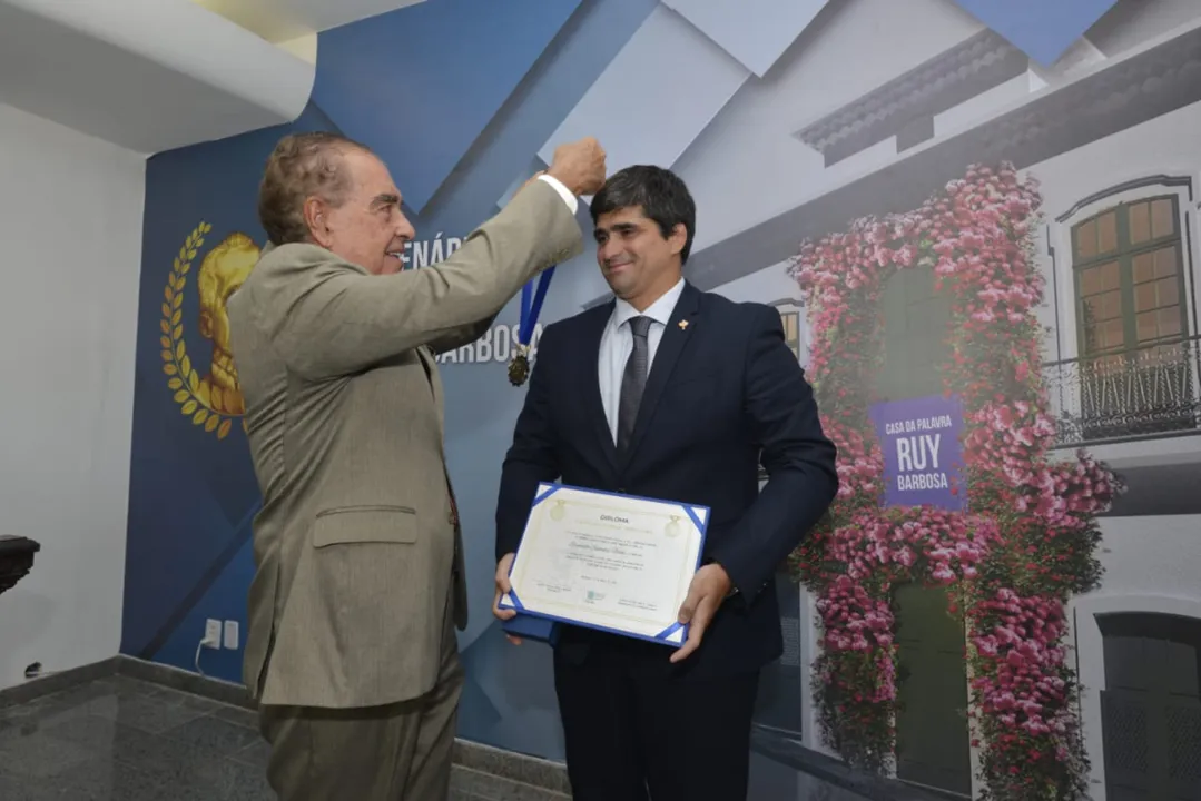 O presidente do grupo A TARDE, João Mello Leitão, recebeu a homenagem