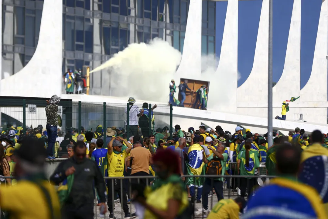 Terroristas invadem Congresso, STF e Palácio do Planalto