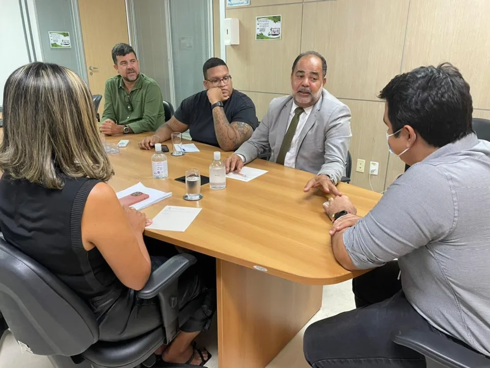 Titular do Meio Ambiente recebe vereador e secretária de Camaçari