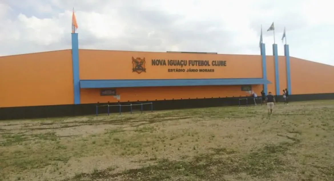 Confusão aconteceu na saída do estádio Laranjão, no Rio de Janeiro