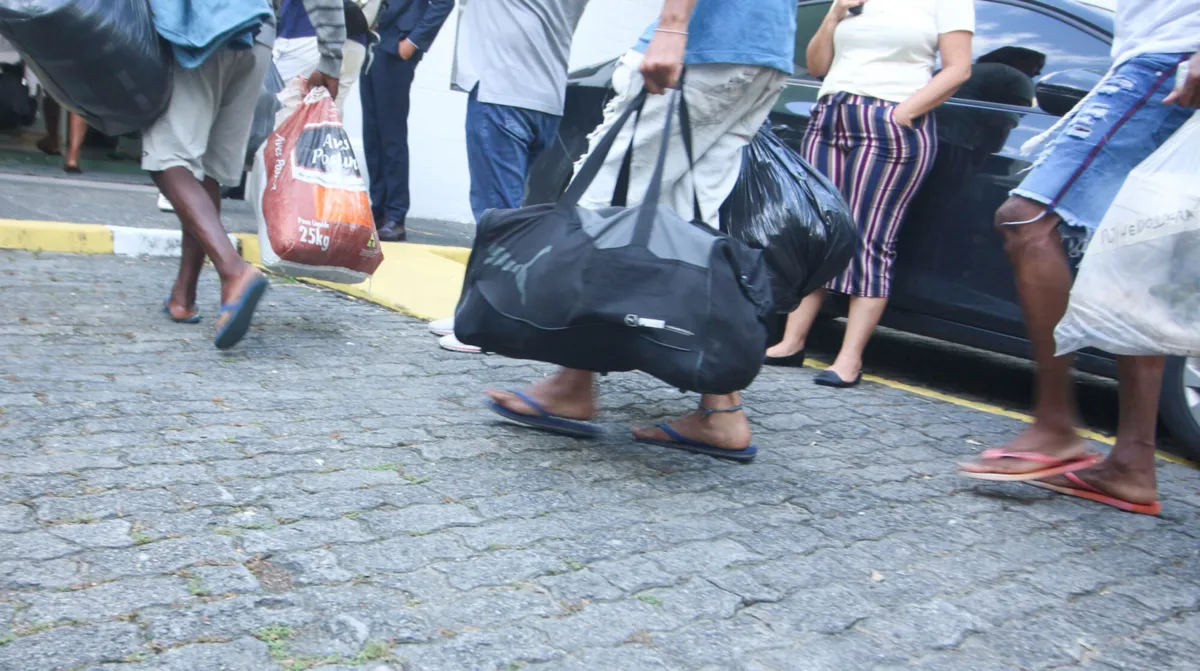 Trabalhadores encontrados em situação análogas à escravidão em Bento Gonçalves, no RS, retornaram à Bahia