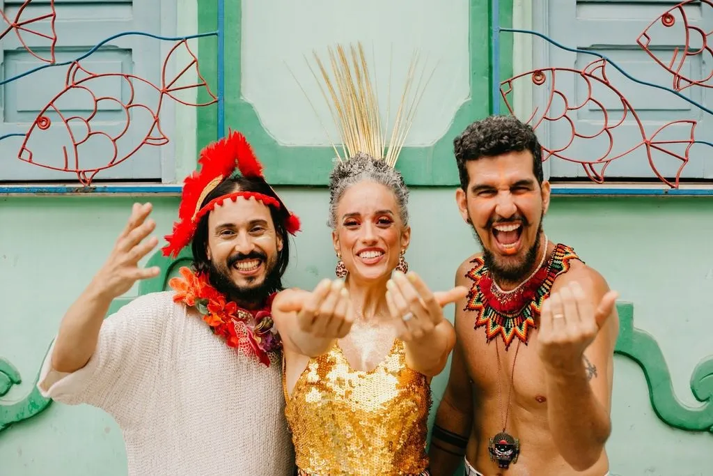 O Bailinho de Quinta é formado pelos músicos Graco, guitarra e voz; Juliana Leite, vocalista; e Thiago Trad, na bateria