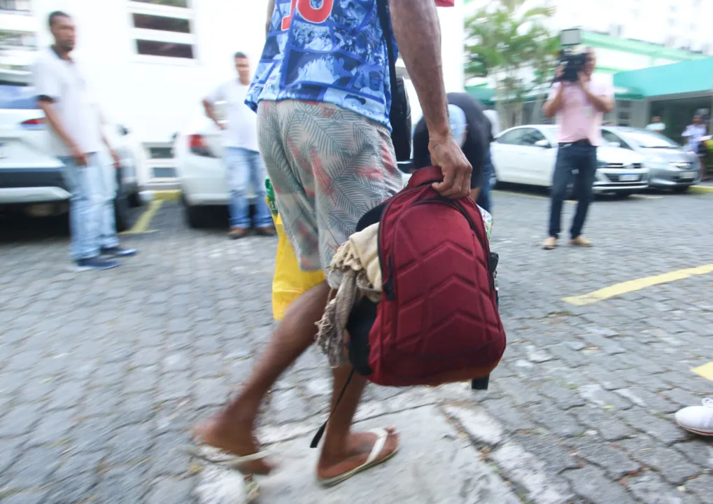 A chegada de um pequeno grupo dos trabalhadores na Defensoria Pública do Estado da Bahia.