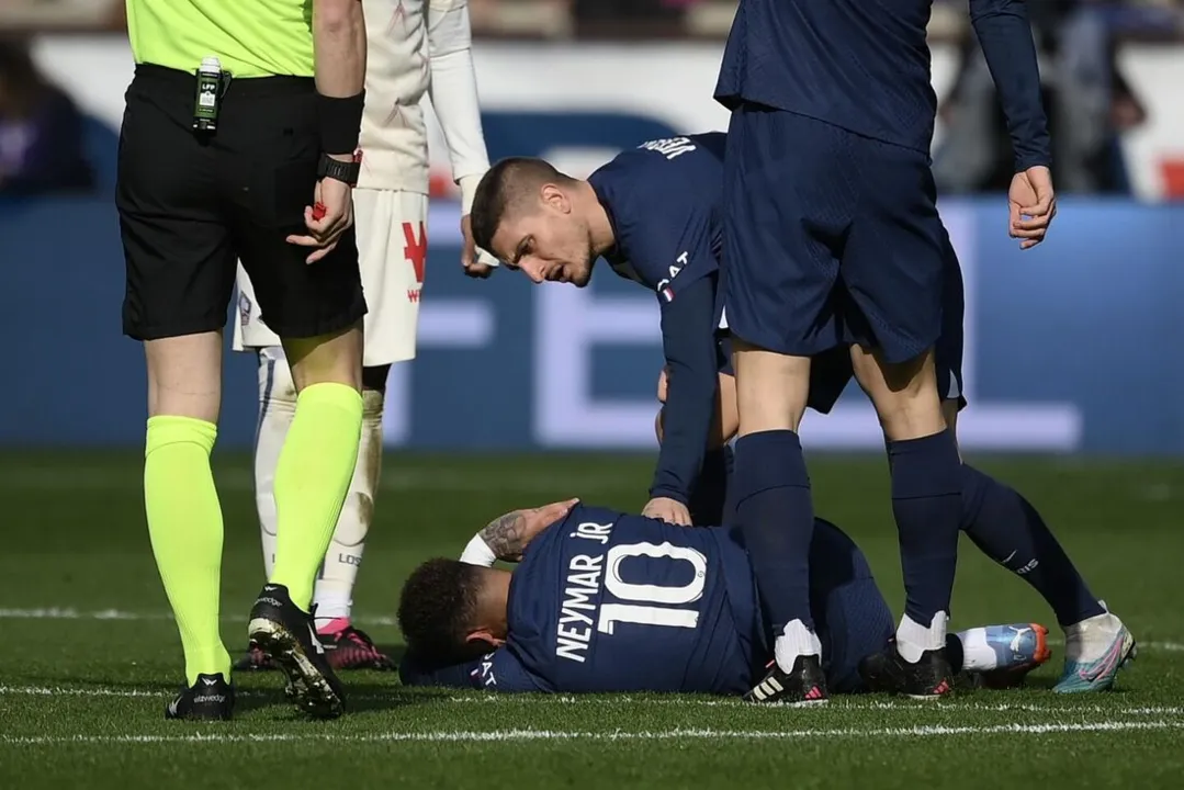 Craque brasileiro se machucou diante do Lille, pelo Campeonato Francês