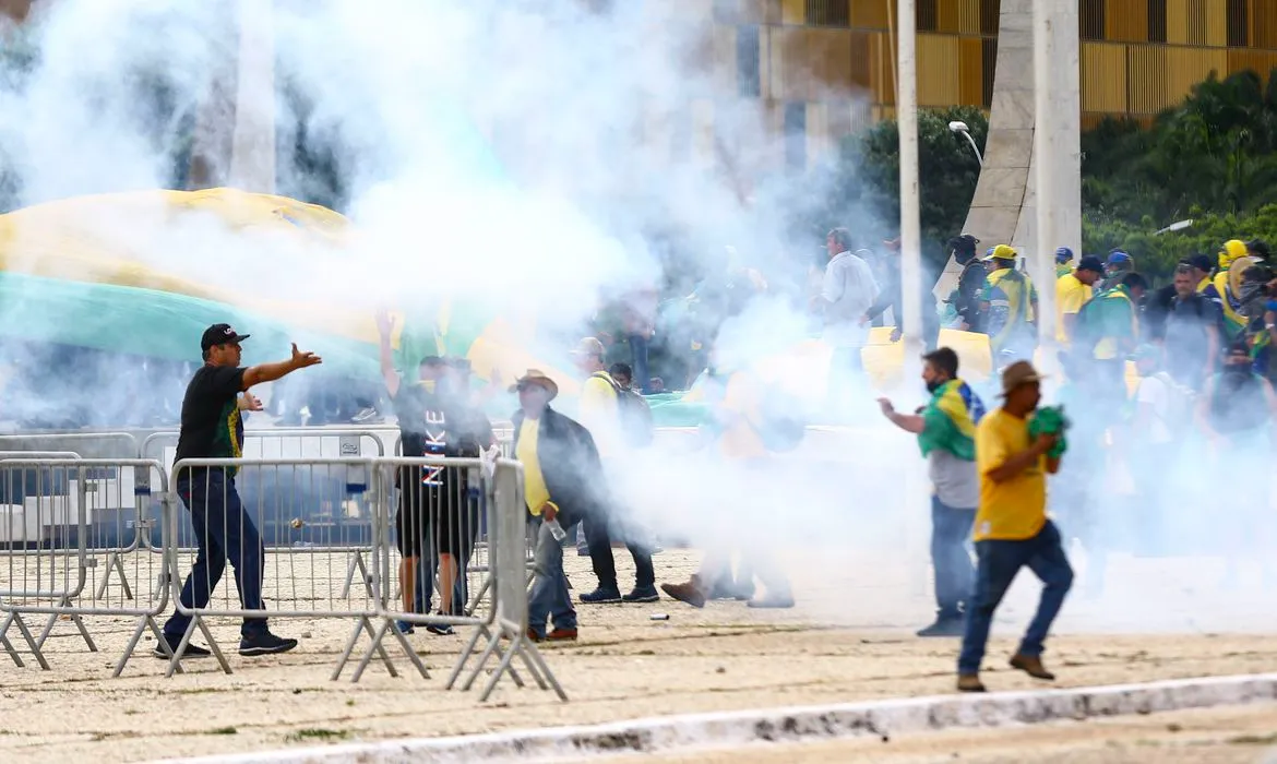 As visitas aconteceram nos 39 dias de detenção antes de o ministro Alexandre de Moraes, do Supremo Tribunal Federal (STF), determinar que os presos só poderiam receber visitas com autorização da Corte