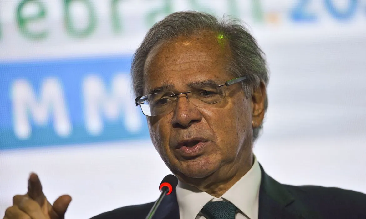 Paulo Guedes é alvo de debate nas redes com repercussão para "dinheiro esquecido" em bancos