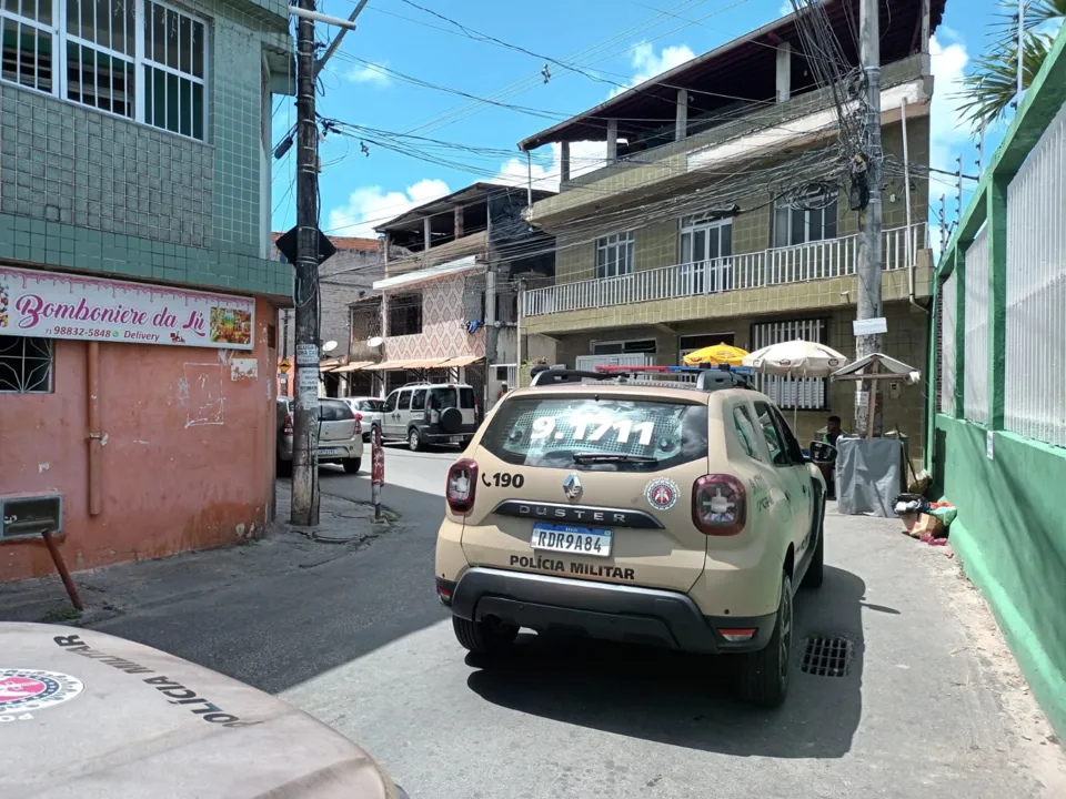 Carros, motocicletas, aeronaves e drones são empregados na busca por criminosos que promoveram ataques a tiros em áreas de rivais