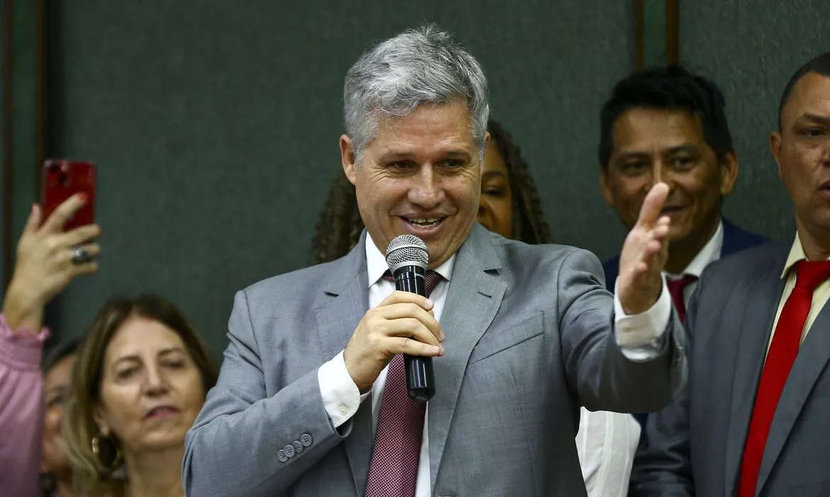 Ministro de Lula detalha relação do governo com o MST e iniciativas privadas