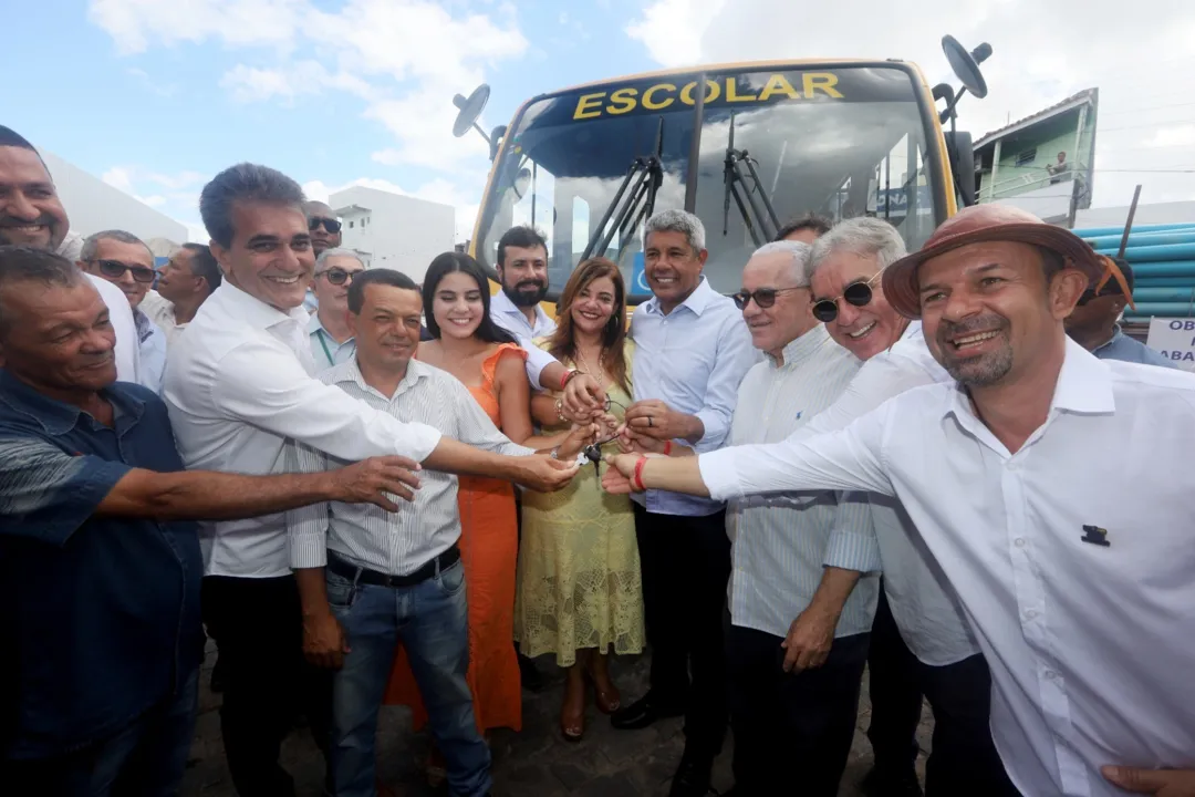 Governador Jerônimo Rodrigues durante entregas de obras na região Centro-norte do estado