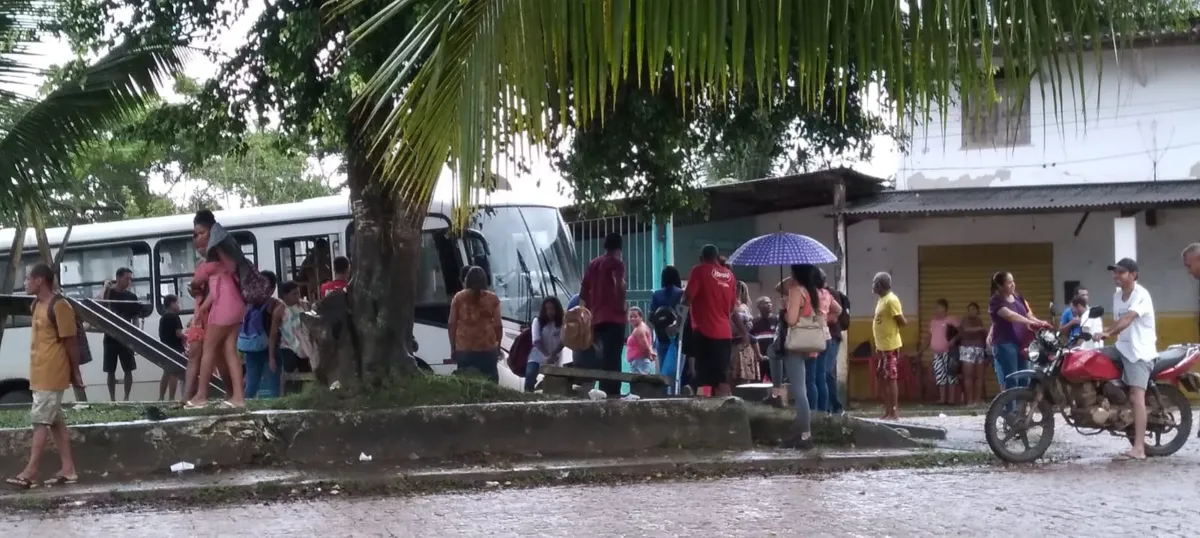 Indignados, moradores da localidade Santo Antônio de Ilhéus, reivindicaram o direito de ir e vir