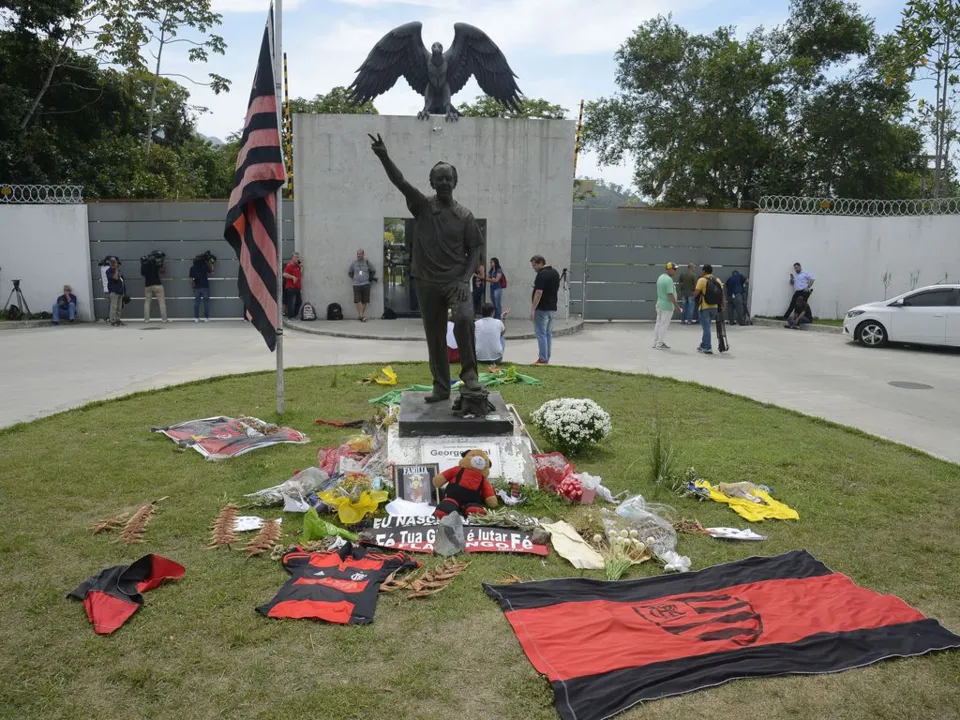 Fãs prestam homenagem aos jogadores vítimas da tragédia no Centro de Treinamento do Flamengo, o Ninho do Urubu.